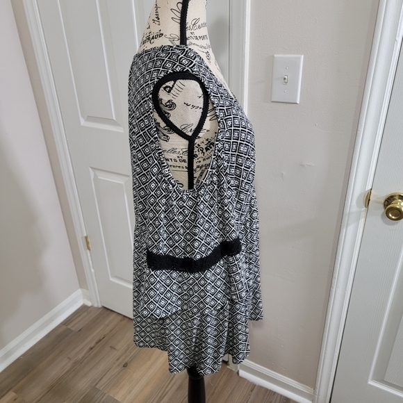 Torrid Cold Shoulder Gauze Top Women’s Size 3 Black And White - Picture 4 of 11